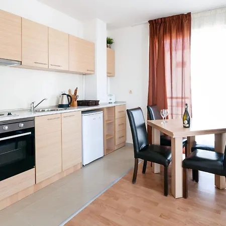 Seaside 1 Bedroom With Balcony, Max 4 Guests Apartman Napospart